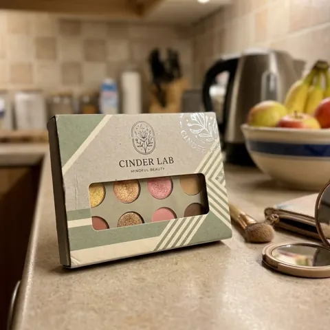 Custom eyeshadow palette boxes
